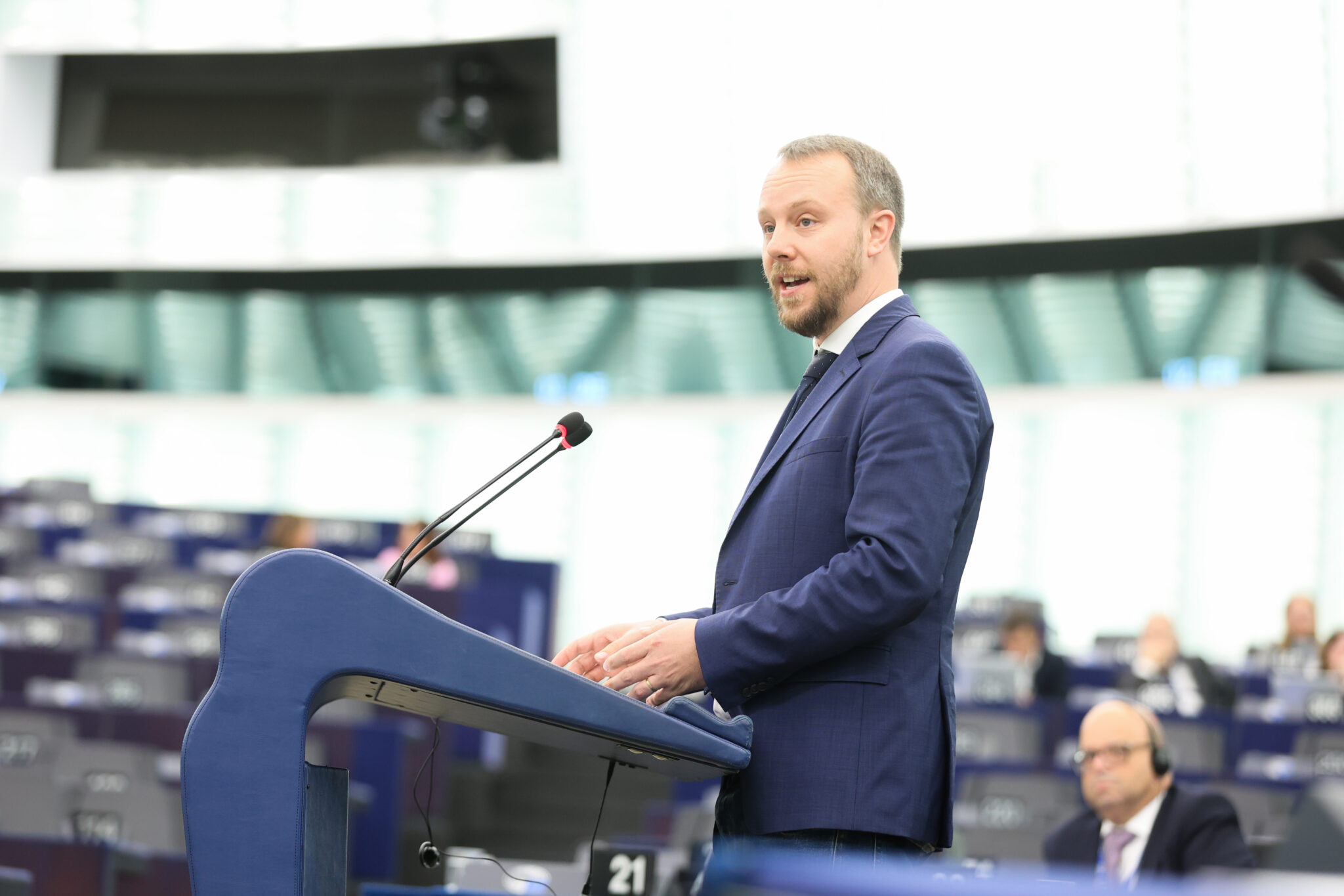 Fiktívne penzióny ľudí nesmierne poburujú. Europoslanec Freund vysvetľuje, prečo volajú po akcii proti Ficovej vláde