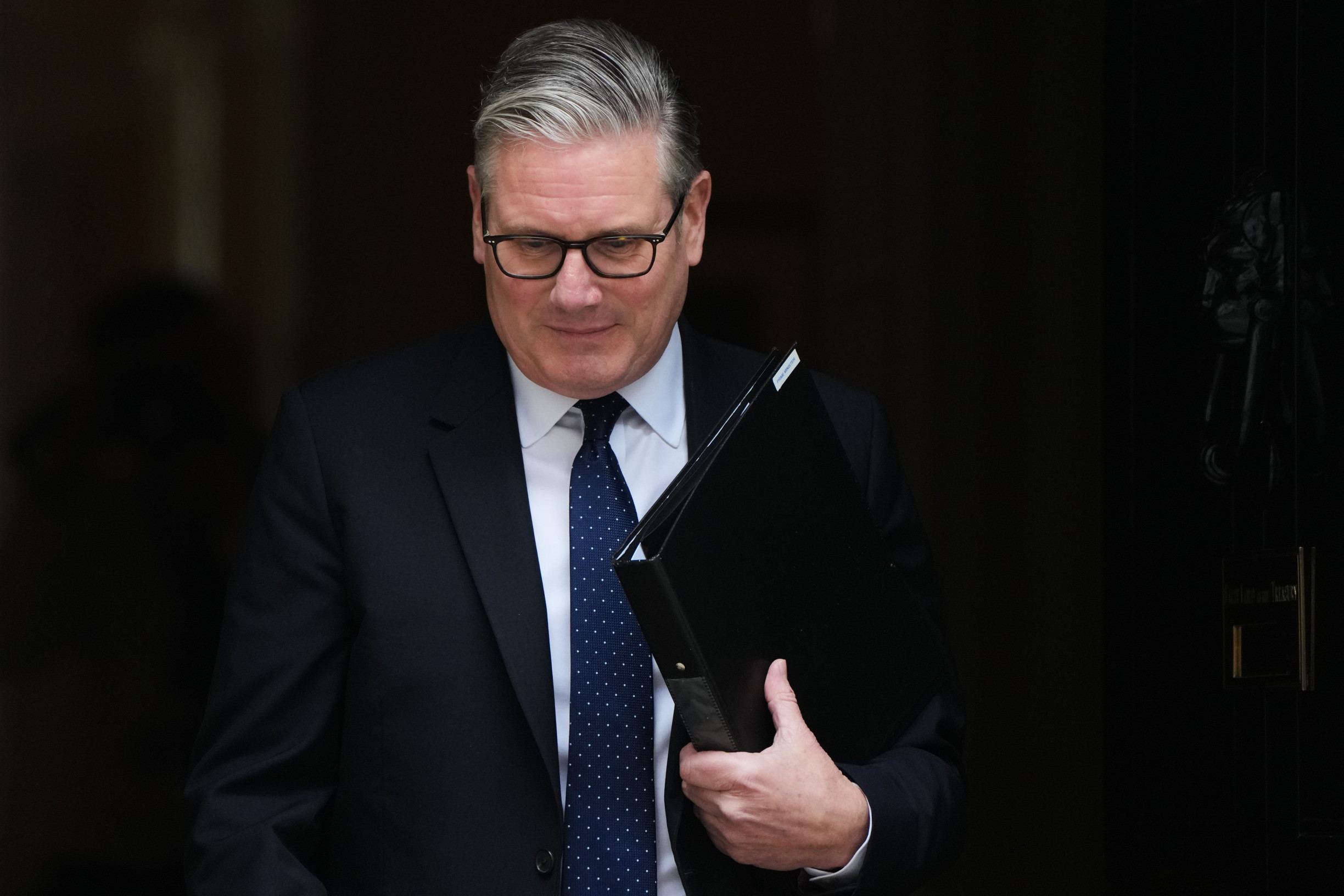 Mal odvahu reformovať, no teraz musí skončiť. Tlak na rezignáciu britského premiéra Starmera rastie