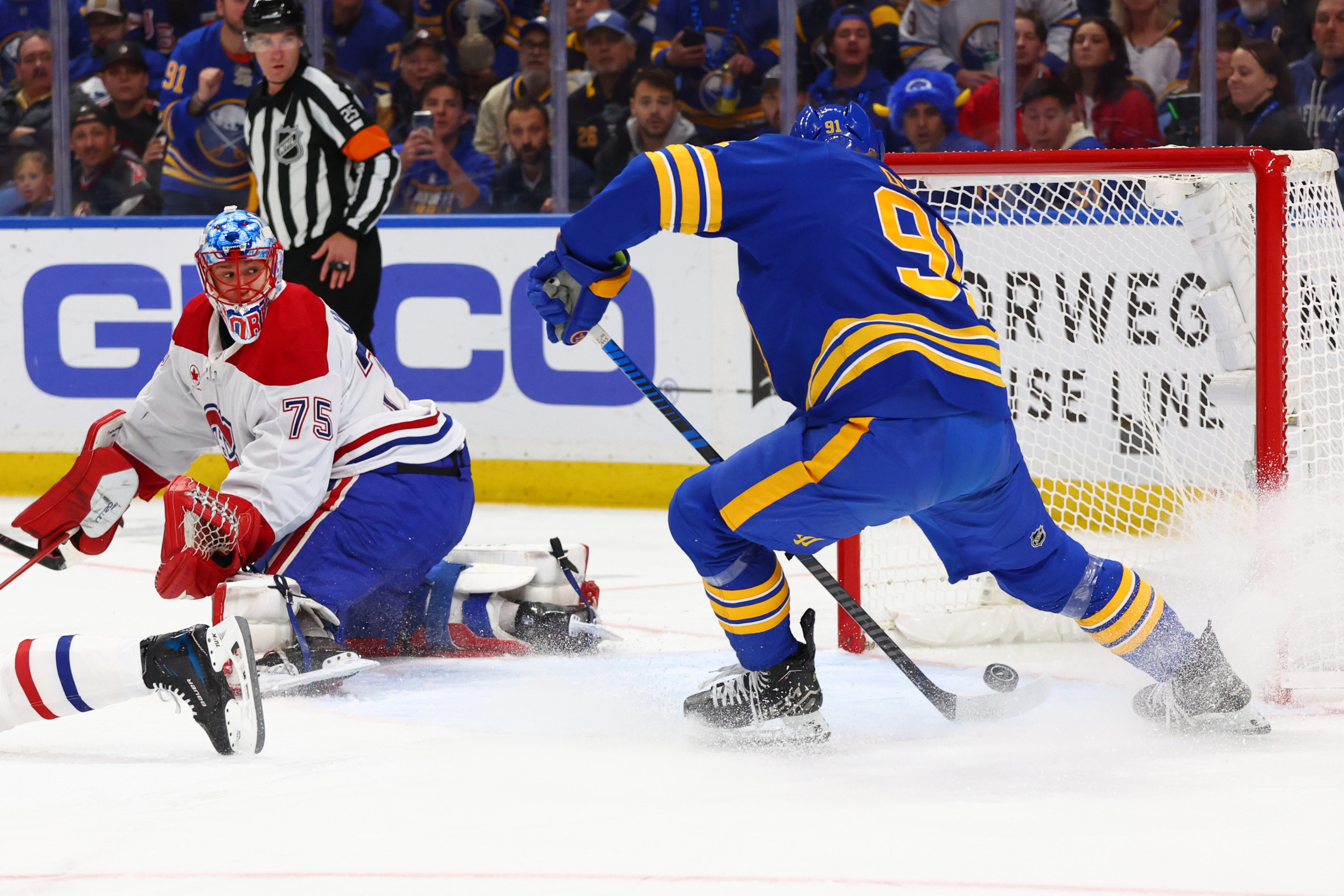 Ráno s&nbsp;NHL: Sami sme sa strelili do nohy, hneval sa Suzuki. Buffalo bráni Slafkovského inak ako Tampa