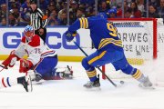 Ráno s NHL: Sami sme sa strelili do nohy, hneval sa Suzuki. Buffalo bráni Slafkovského inak ako Tampa