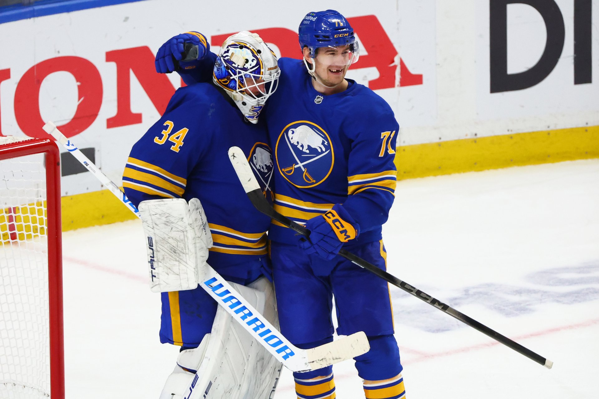 Ráno s NHL: Šéfovia zakázali kapitánovi operáciu. V Buffale sa diali veci, ktorým sa ťažko verí