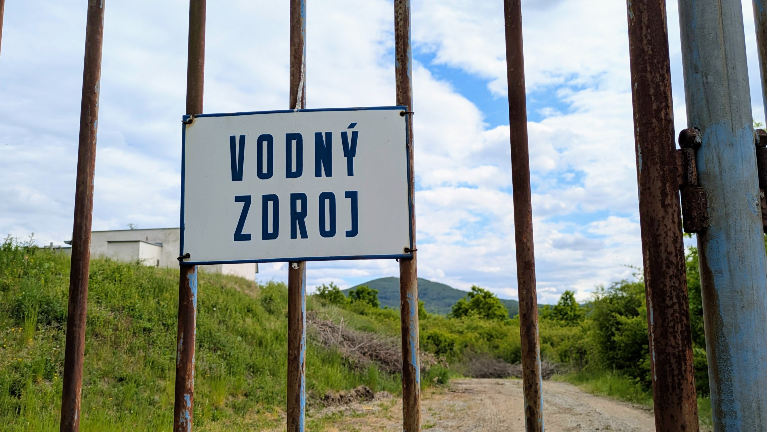 Hneď vidia, kto si v noci napúšťal bazén. Obciam pri Košiciach z kohútika s pitnou vodou niekedy netečie nič