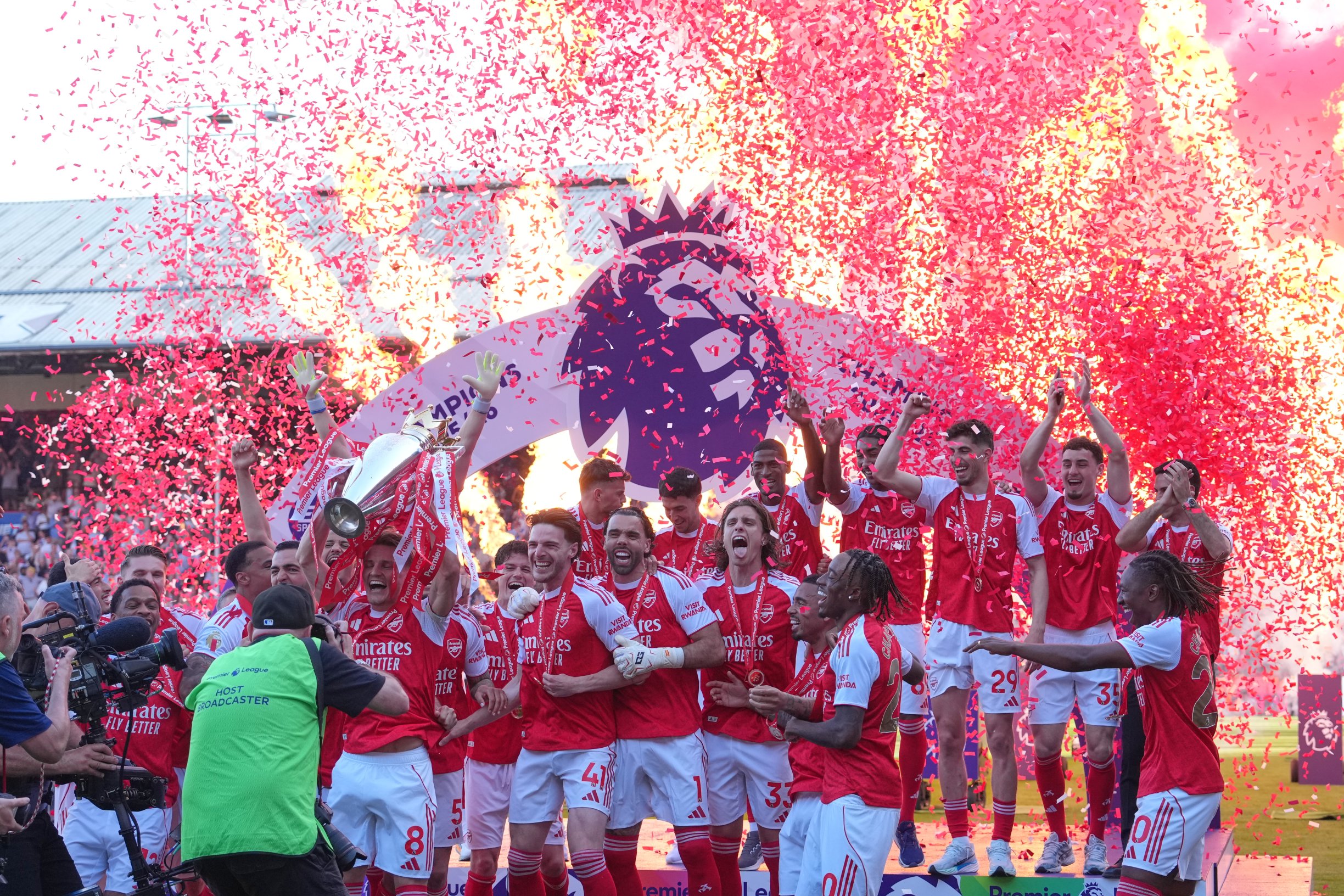 Arsenal nastúpi bez kontroverzného sponzora. Osem príbehov Premier League pred novou sezónou