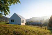 V piatok o dome ani neuvažovali, v pondelok kúpili pozemok. Ako býva architekt, ktorý sa doma cíti ako na chate