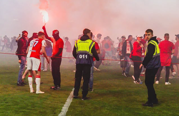 Hráč napadnutý svetlicou a obliaty pivom. Druhá najhoršia vec po mojej rakovine, vraví šéf Slavie na škandál v českej lige