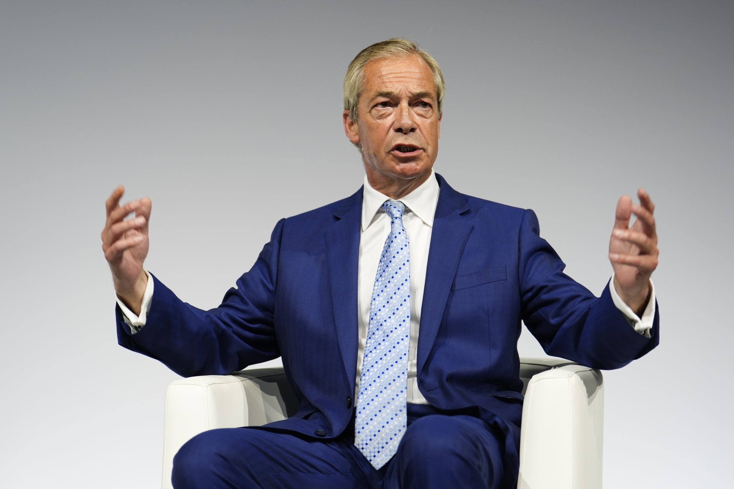 Farage čelí satirickému rytierovi. Kauza miliónových darov vracia Britániu k otázkam z čias brexitu