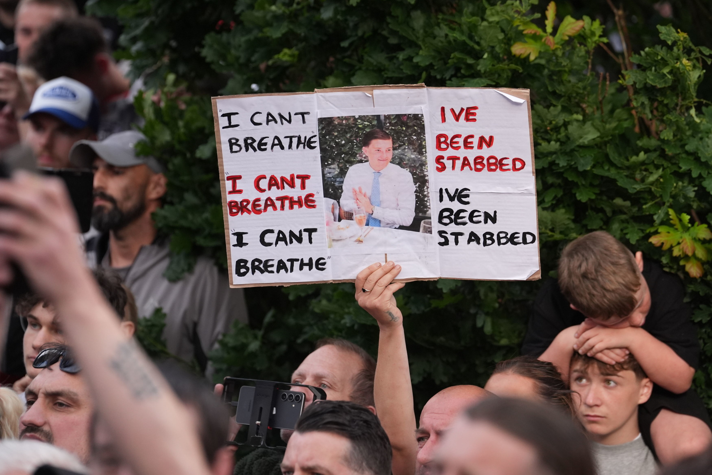 Britská polícia si fatálne pomýlila páchateľa a obeť. Nevinný mladík zomrel v putách
