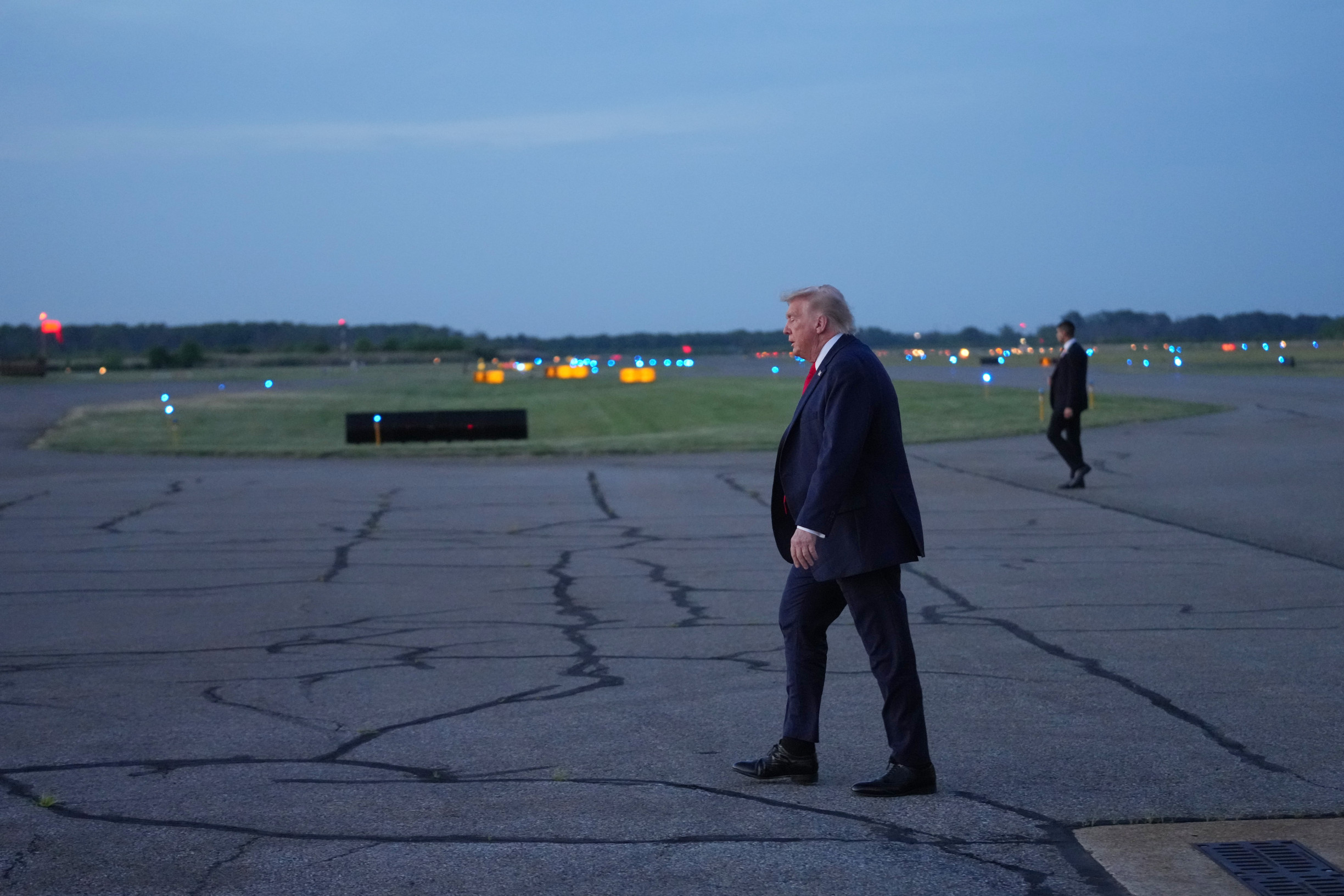 Trumpov svet (506. deň): Piloti čakali na záchranu dve hodin