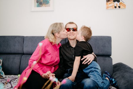 V tele mu nekontrolovateľne rastú nádory, čaká ho tridsiata štvrtá operácia. Štát by vyšlo lacnejšie schváliť mi liečbu, vraví Marián