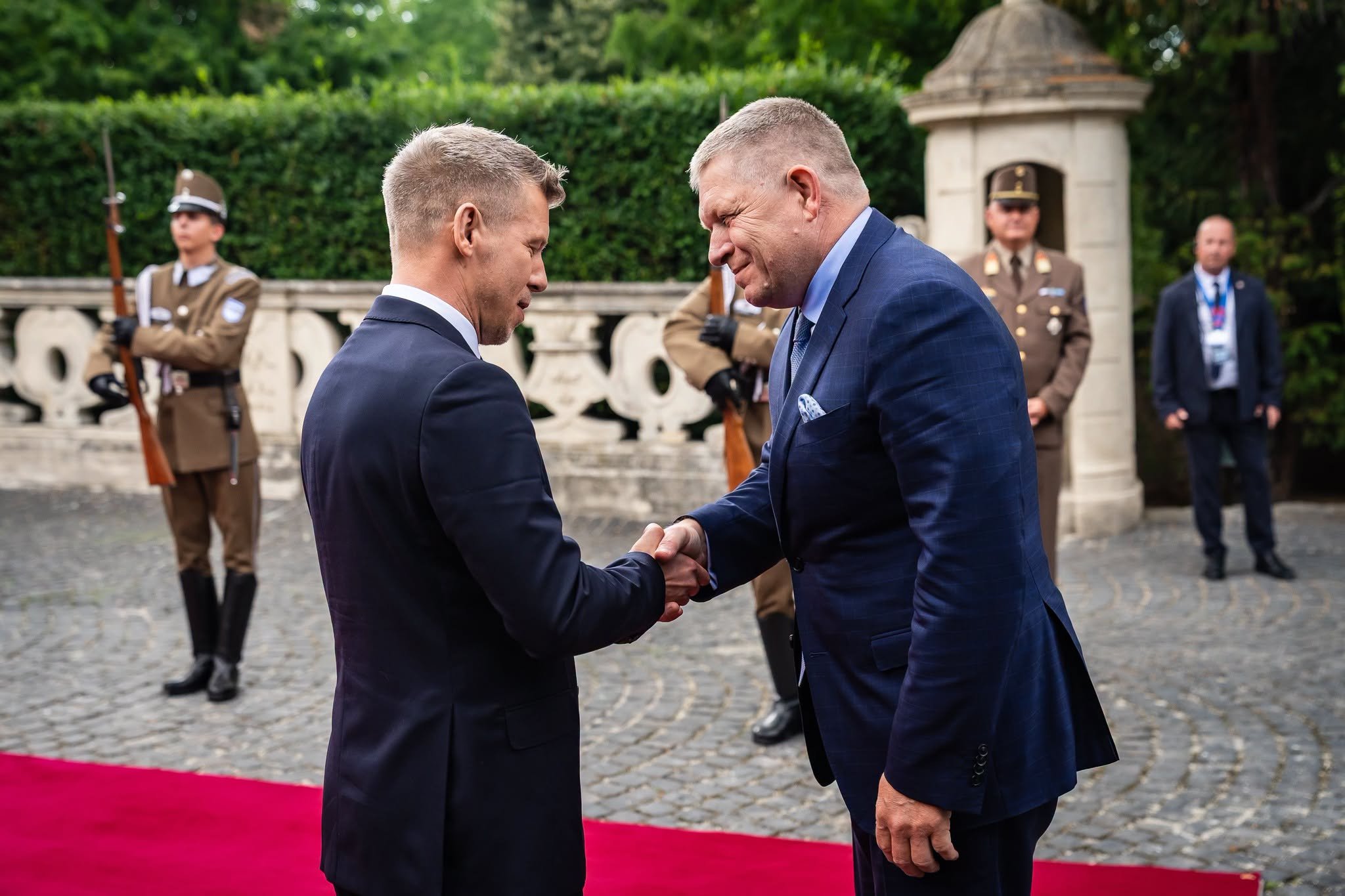 Orbán sa sťažuje na tyraniu, jeho slovenskí spojenci mlčia. Opozícia o Magyarovi hovorí opatrne