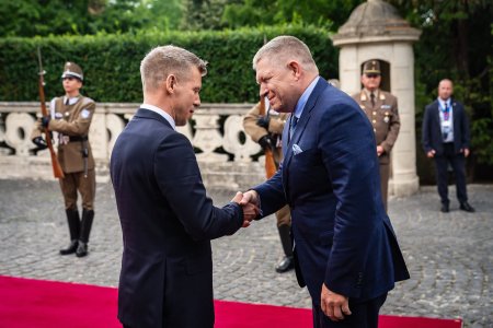 Orbán sa sťažuje na tyraniu, jeho slovenskí spojenci mlčia. Opozícia o Magyarovi hovorí opatrne