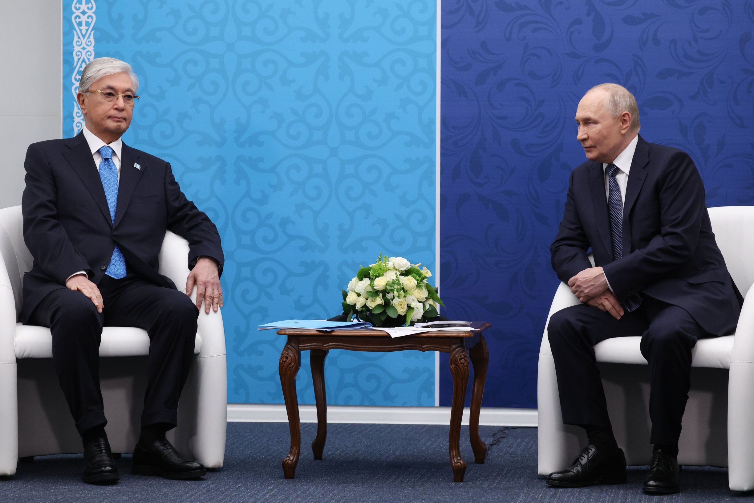 Putinovi povedal, že je čas ukončiť vojnu na Ukrajine. O čo ide kazašskému prezidentovi Tokajevovi