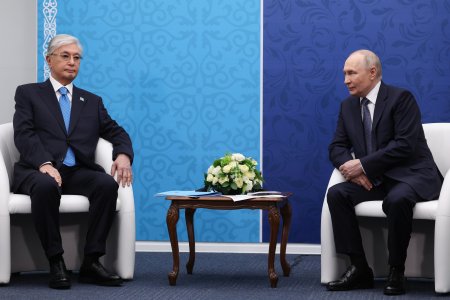 Putinovi povedal, že je čas ukončiť vojnu na Ukrajine. O čo ide kazašskému prezidentovi Tokajevovi