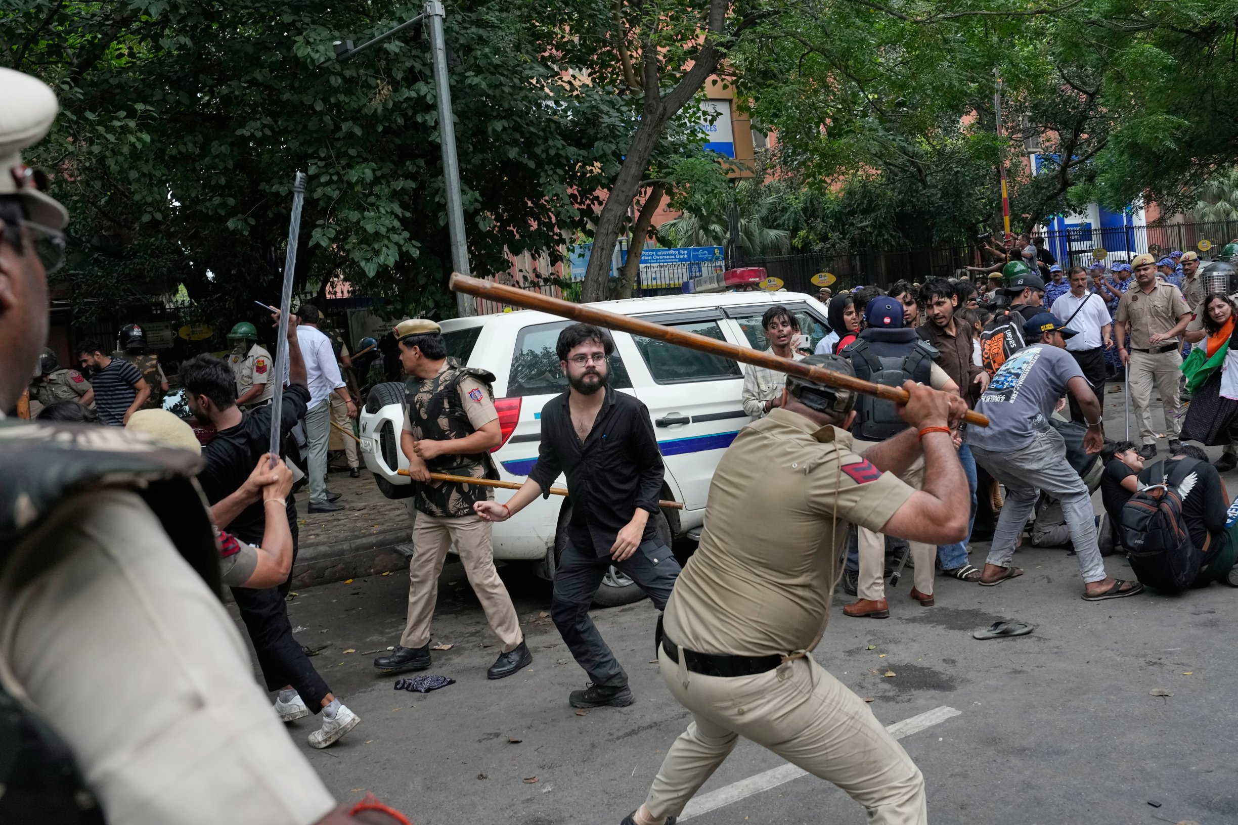 Šváby, zbití študenti, memorandá a AI proti proletariátu