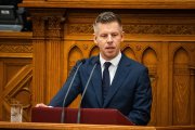 Maďarský parlament schválil koniec Orbánových ľudí. Ten hovorí o konci demokracie a odcestoval na futbalové MS