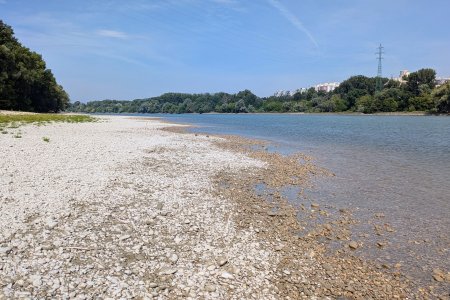 Karloveské rameno prejdete suchou nohou, Dunaj odkrýva pláže, lode plávajú s obmedzeniami