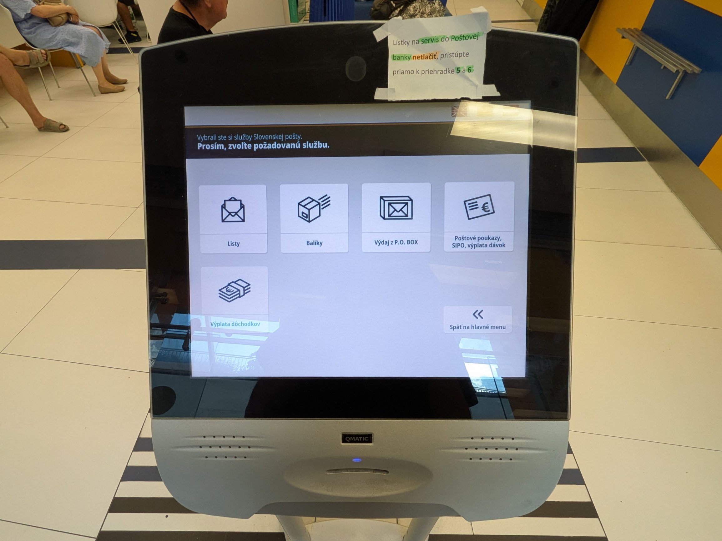 Vyvolávacie kiosky pošty sú len pre zdravých. Znevýhodneným majú proaktívne pomáhať zamestnanci