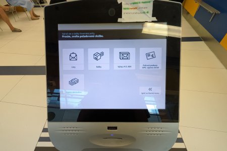 Vyvolávacie kiosky pošty sú len pre zdravých. Znevýhodneným majú proaktívne pomáhať zamestnanci