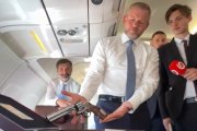 Pellegrini chváli revolver ako top darček. Malý chlapec dostal pištoľku, hodnotí protokolista