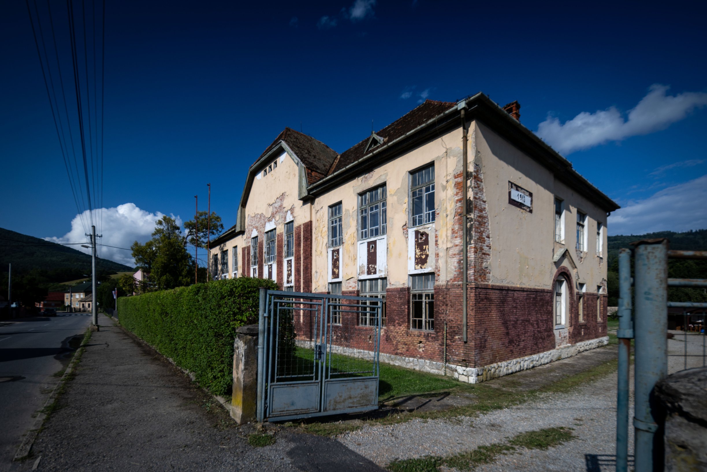 V Kokave prebúdzajú zo zabudnutia sklársku tradíciu. Ako jedna rodina vrátila život storočnej ruine (reportáž)