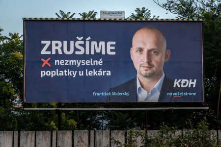 KDH sa pripomína bilbordovou kampaňou, na voličov to skúša cez rušenie poplatkov u lekára