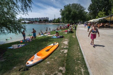 Rybári medzi panelákmi, stovky plavcov a veľká nafukovačka. Aké je leto na Draždiaku