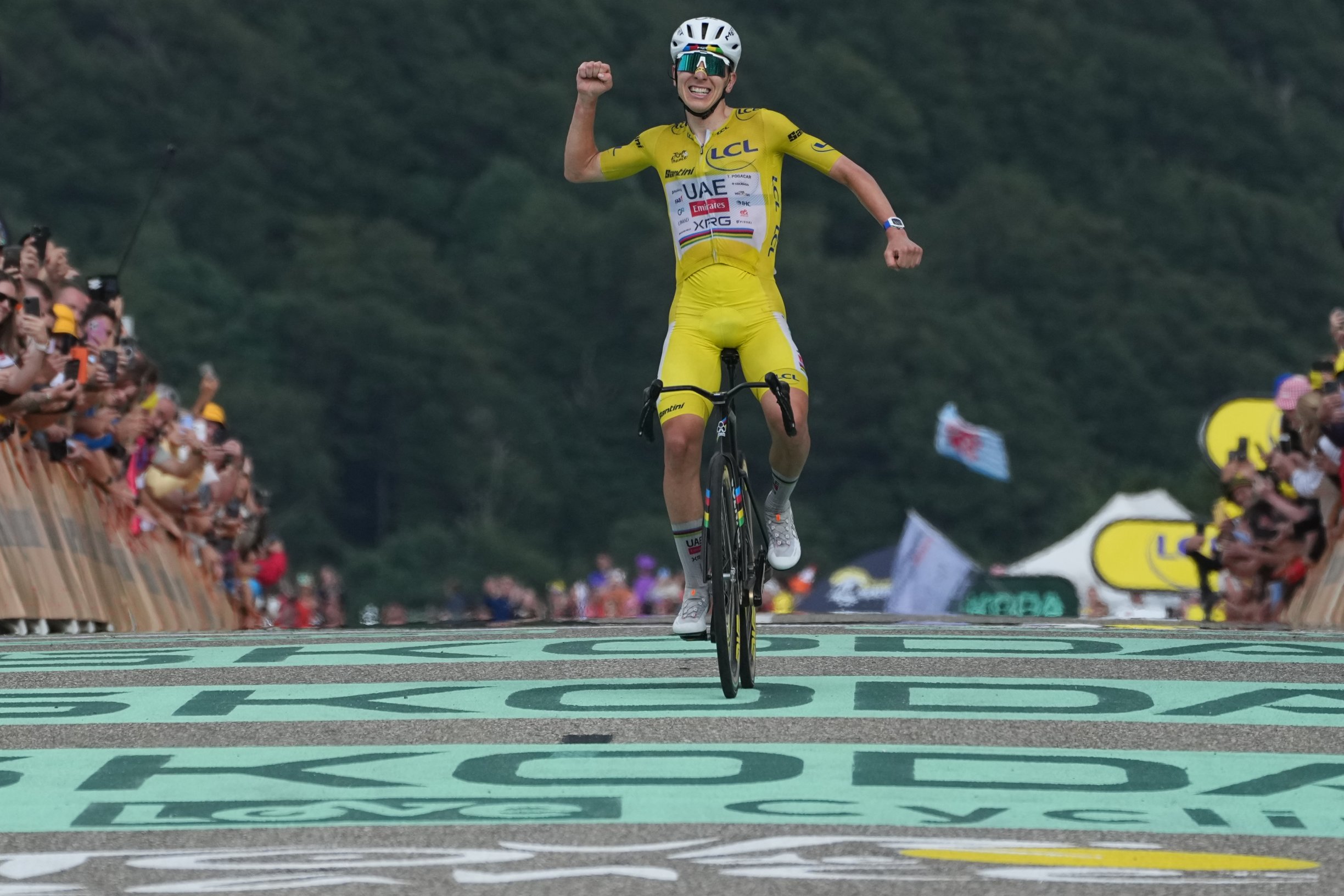 Nezastavil ho rozpad tímu ani nočné dopingové kontroly. Pogačar piatykrát vyhral Tour de France