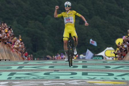 Nezastavil ho rozpad tímu ani nočné dopingové kontroly. Pogačar piatykrát vyhral Tour de France
