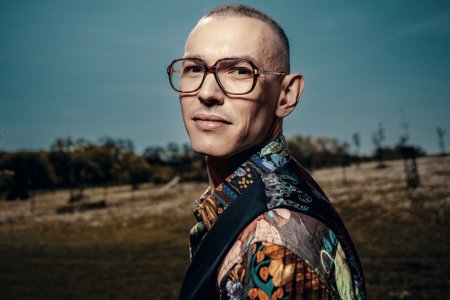 Pride nemusí byť nutne protest, ale mal by varovať, že spoločenská klíma sa zhoršuje, hovorí spisovateľ Maňák