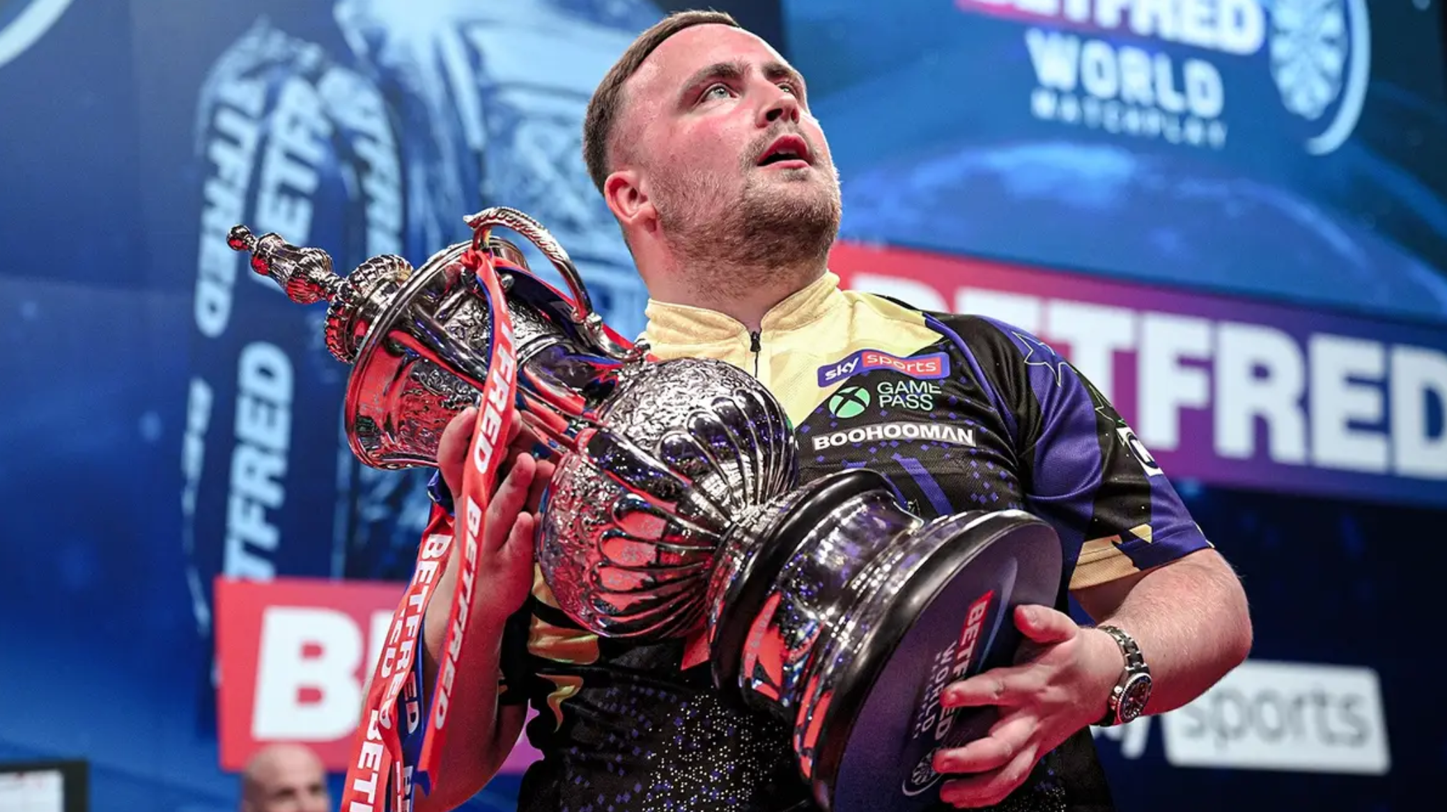 Luke Littler ovládol World Matchplay a prepísal históriu. Vo finále zlomil Pricea rekordným výkonom.