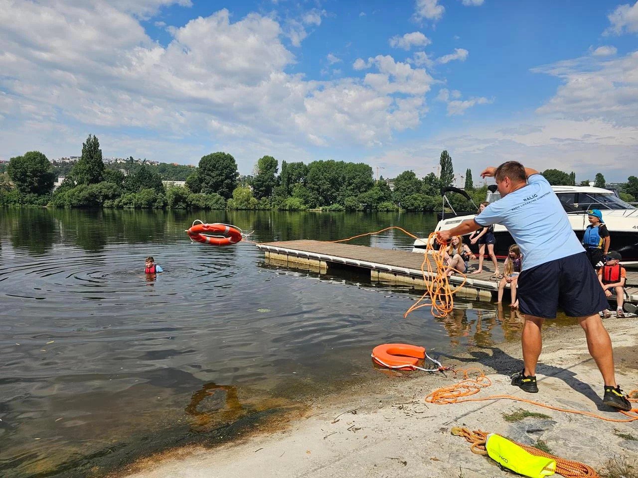 В Праге дети проходят курс безопасности на воде: от поведения в бассейне до спасения утопающего