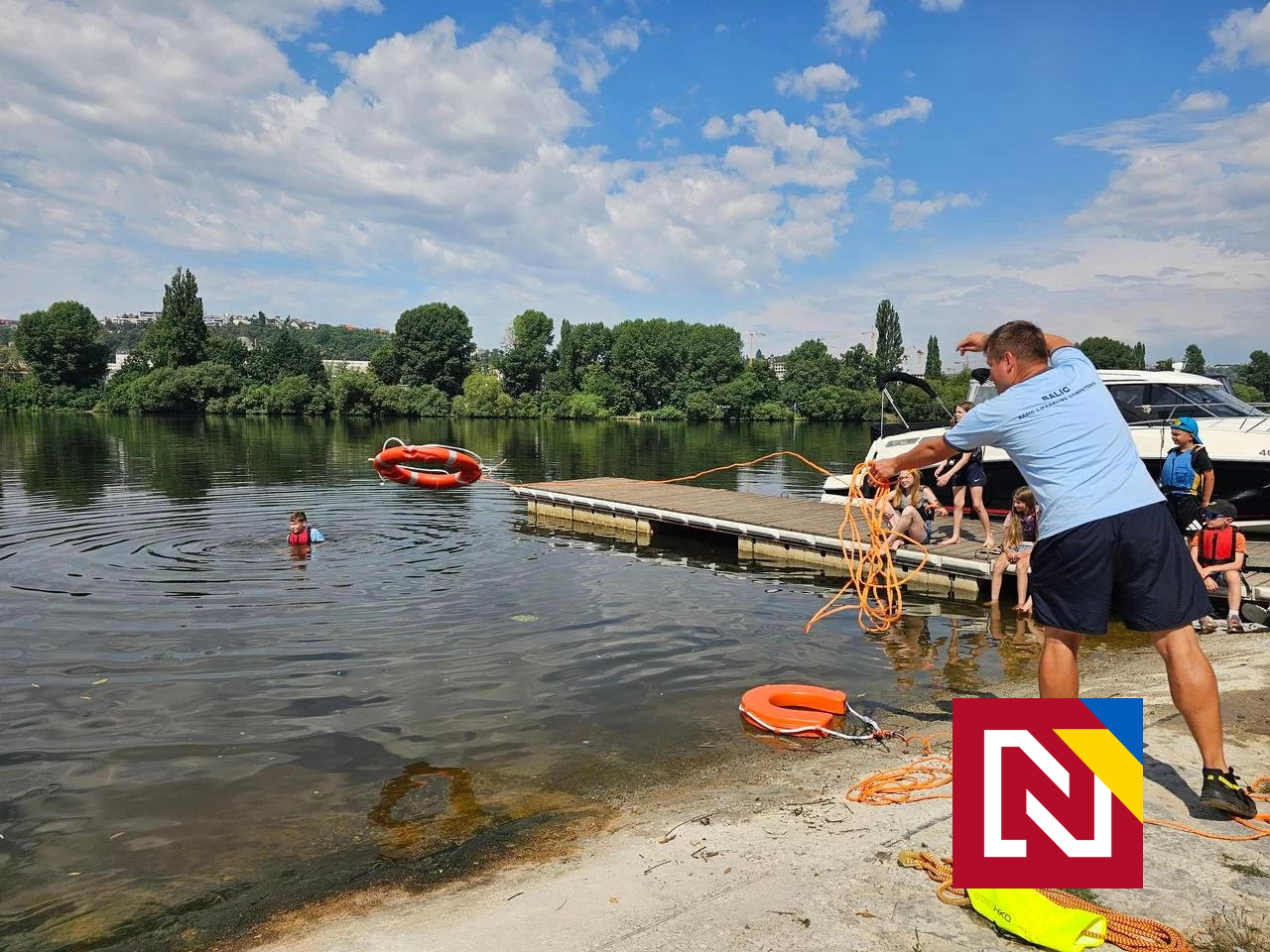 В Праге дети проходят курс безопасности на воде: от поведения в бассейне до спасения утопающего