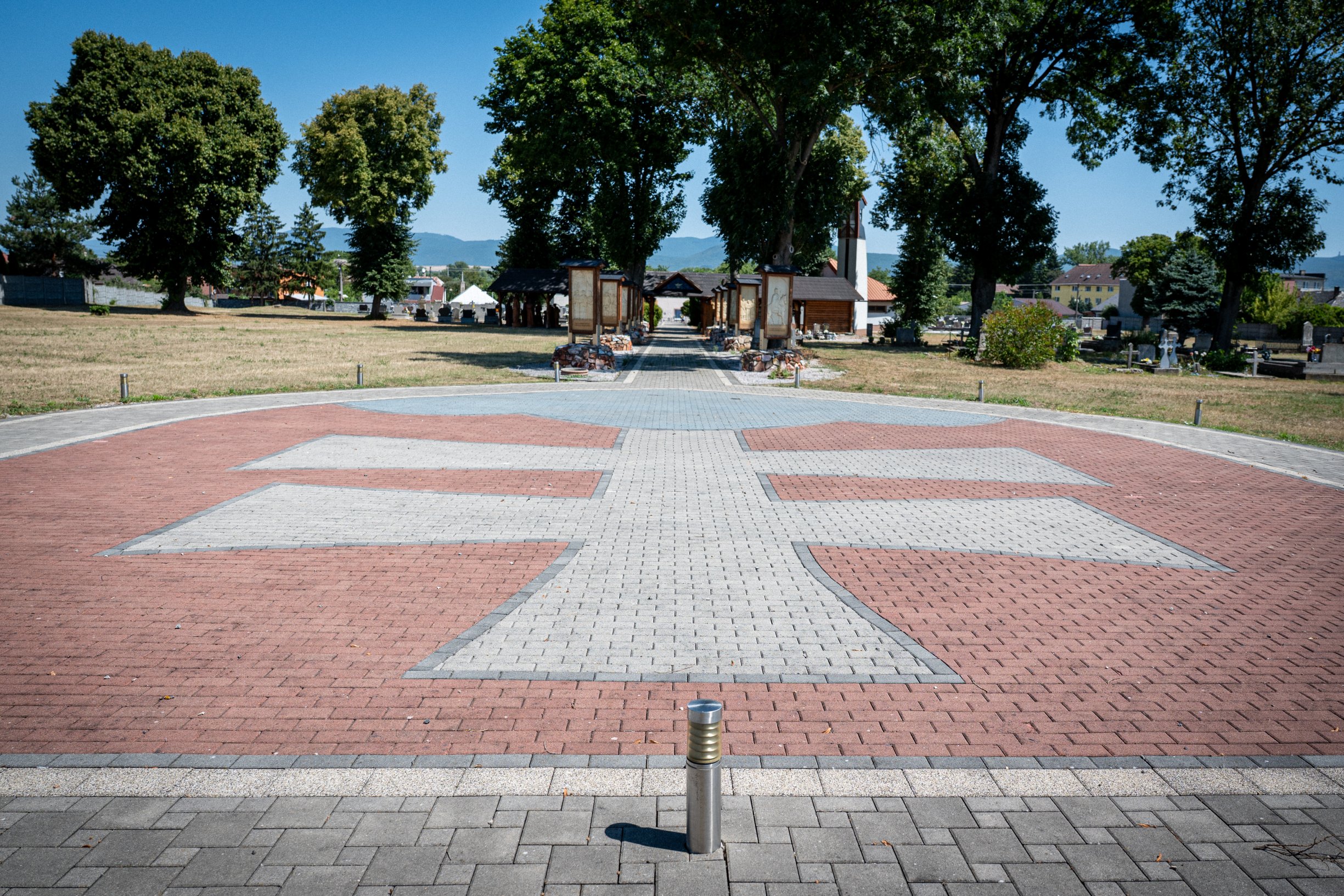 Kechnec je legenda v lákaní investorov. Má nemocnicu, na cintoríne heliport a starostu so starou Škodou