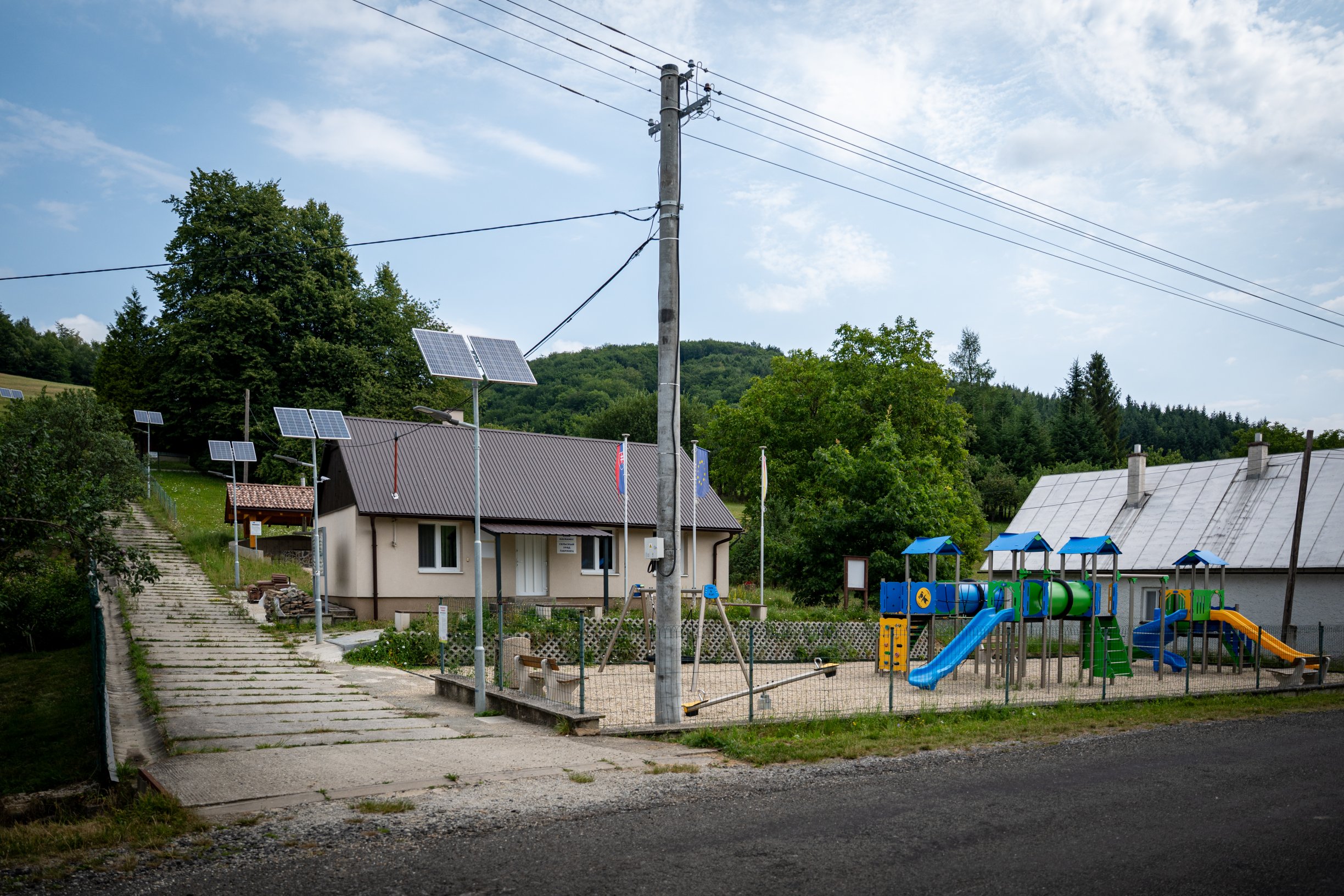 Starosta, ktorého firma robila múr okolo Kukurice, z&nbsp;eurofondov postavil detské ihrisko v&nbsp;dedine bez detí