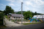 Starosta, ktorého firma robila múr okolo Kukurice, z eurofondov postavil detské ihrisko v dedine bez detí
