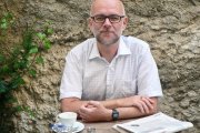 Študentom podával extázu, od mladšieho kolegu si vynucoval sex. Známy český filozof na univerzite skončil