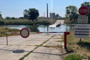 Do práce chodia na nafukovacích člnoch. Prečo výstavbu mosta cez Moravu brzdí roky jediná rakúska obec