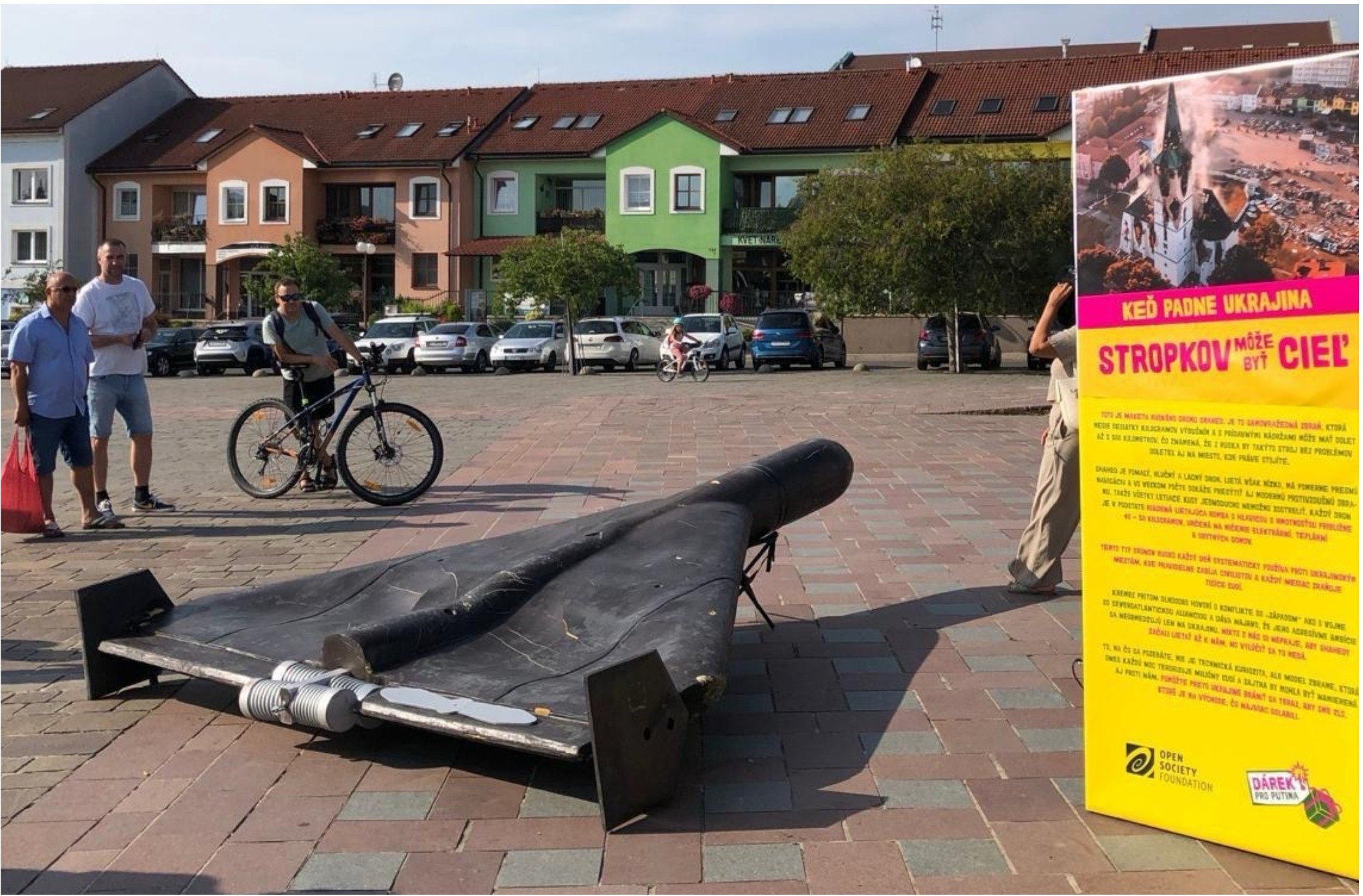 V&nbsp;Stropkove vystavili maketu ruského dronu, nadávky do „ukrofašistov“ ich nezastavili