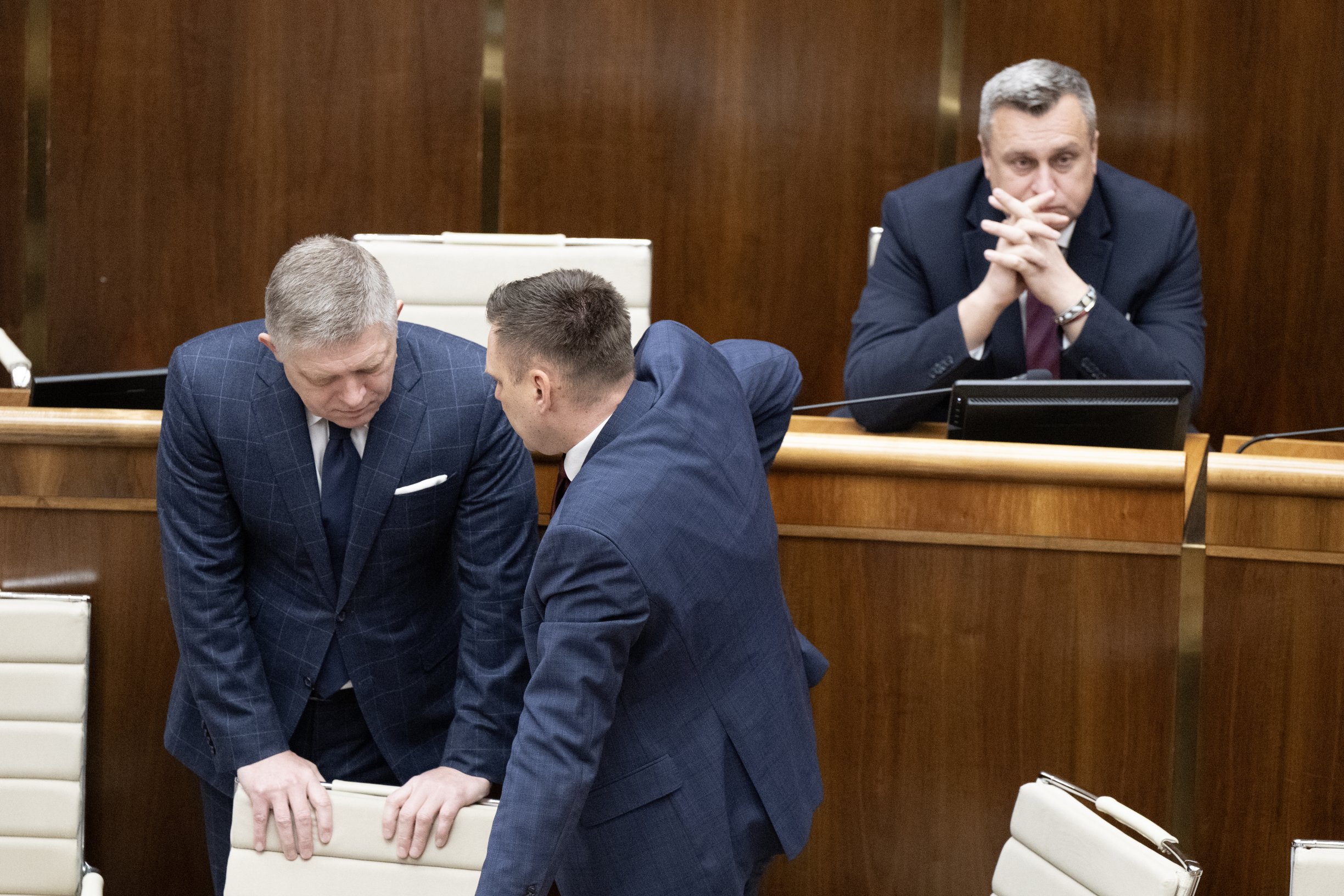 Koalícii hrozí strata väčšiny, Tarabu môže posilniť Šalitroš. „Nemôžeme cúvnuť,“ vraví Kuffa za SNS