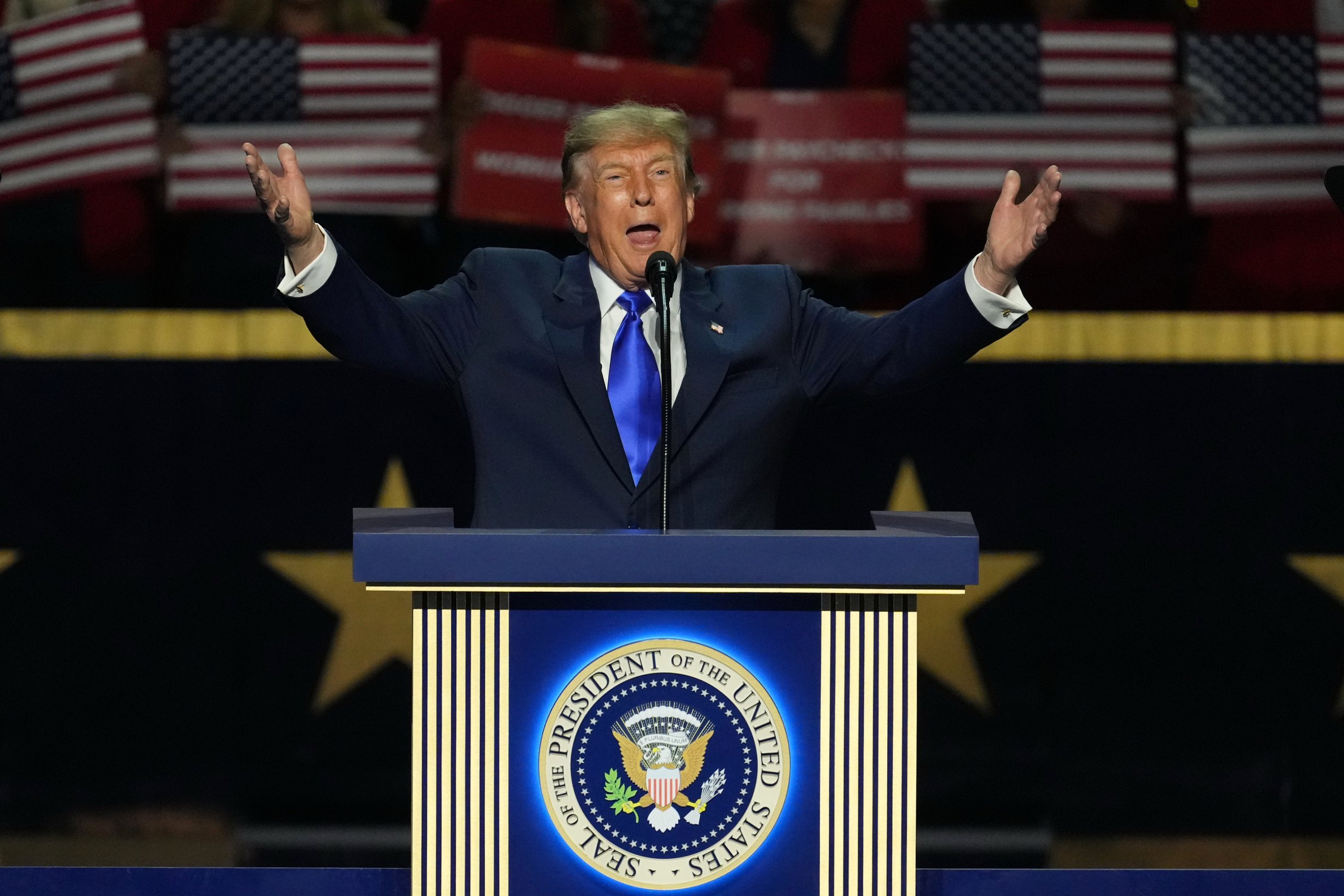 Ekonomický newsfilter: Američanom po nafte zdražejú aj úvery. Ďakovať môžu Trumpovi