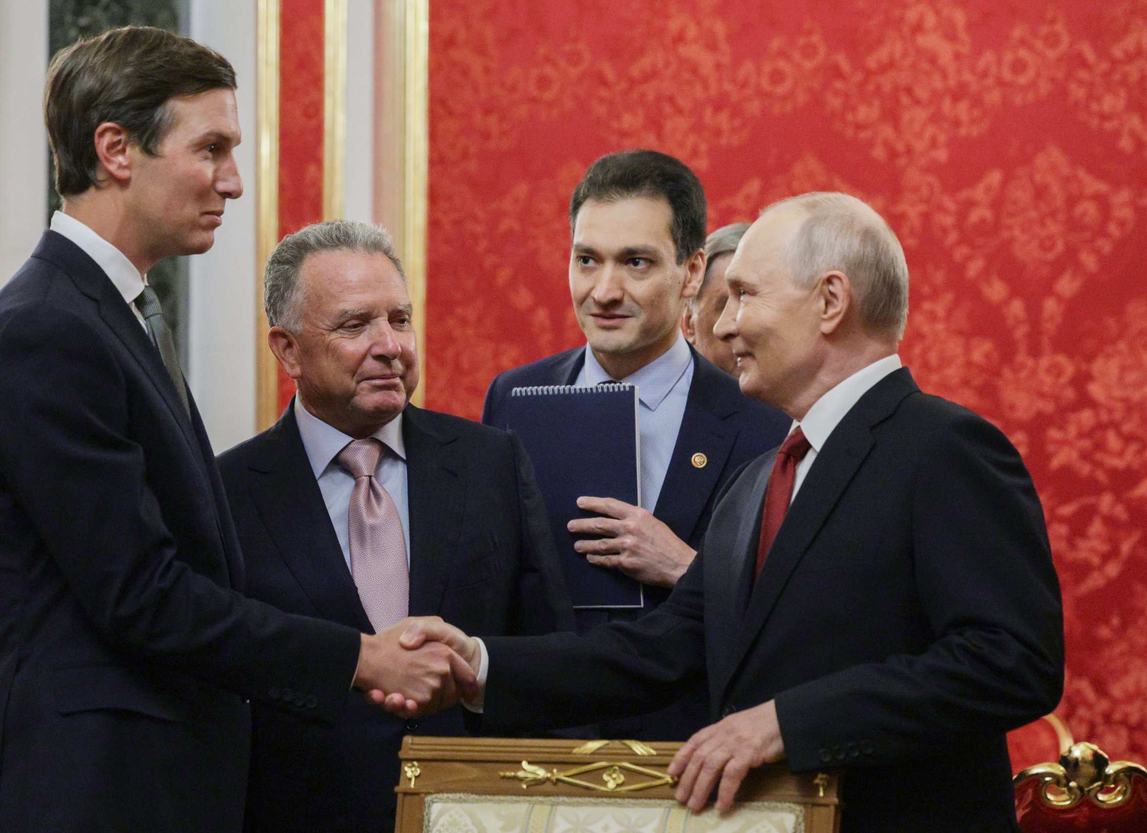 Trumpovi vyjednávači po dlhom rozhovore s Putinom vyrazili prvý raz do Kyjiva. Rozoberáme, prečo málokto verí v prelom