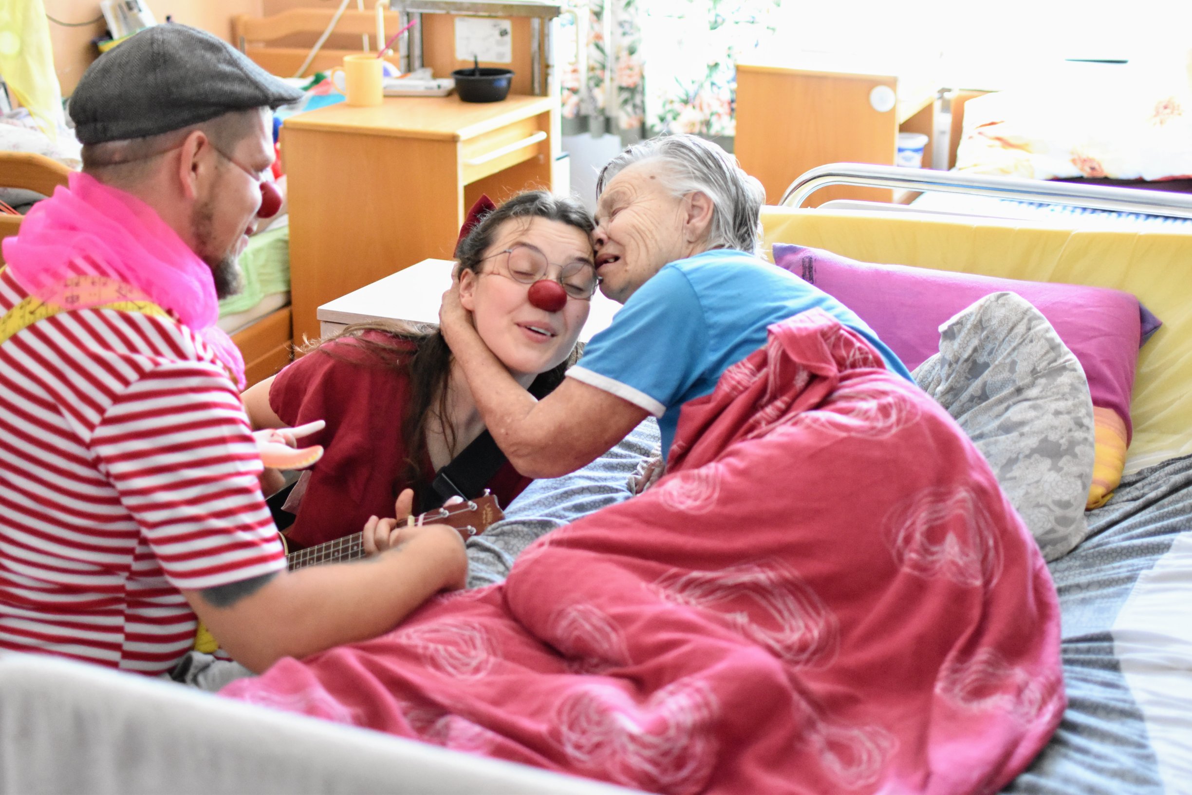 Úsmev aj tam, kde ho už nikto nečaká.  Veronika Kočišová o misiách Červených nosov vo vojnových oblastiach