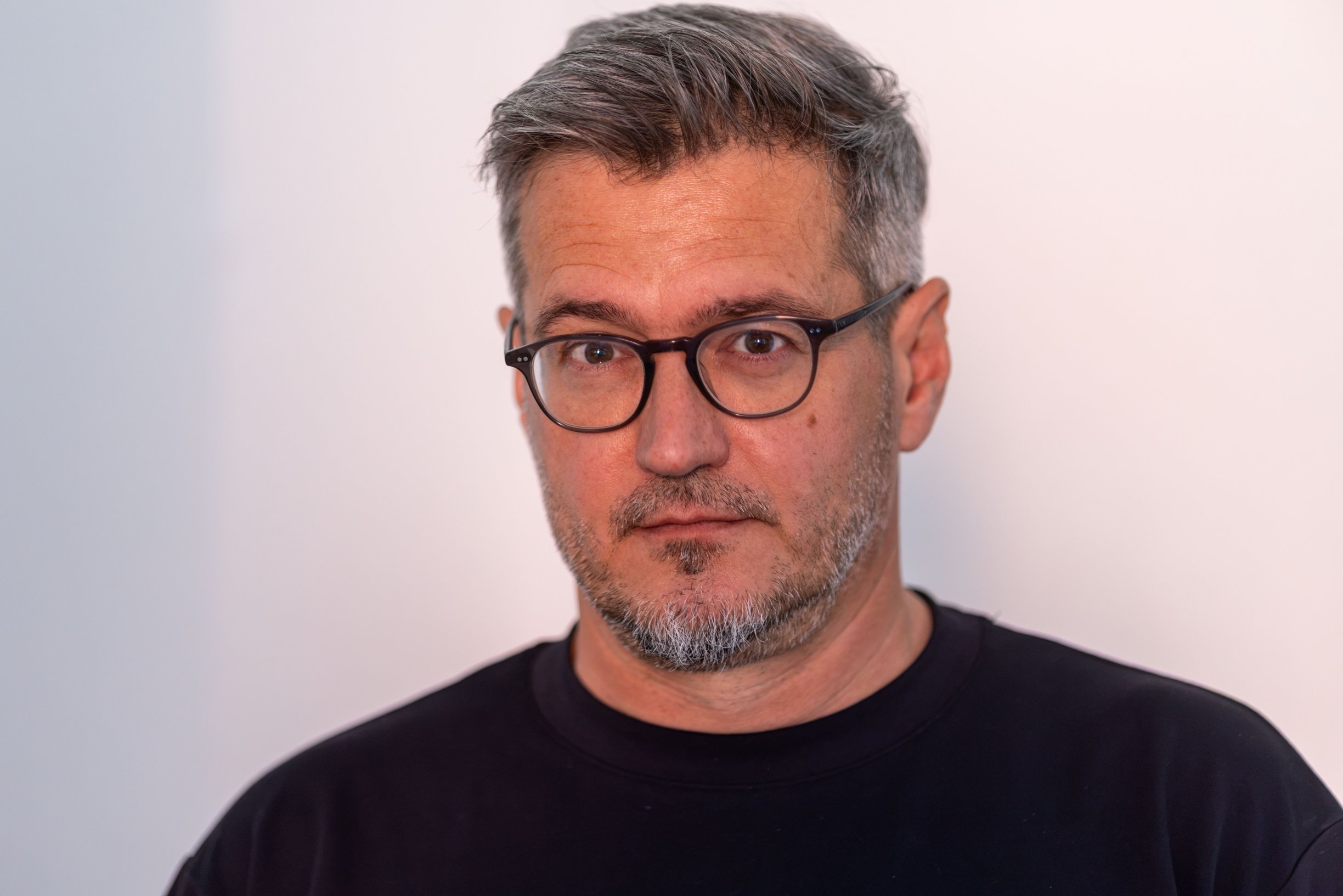 Stojí na odtlačku jamy, do ktorej ho zakopali. Sochár Martin Piaček o podstavci pre Štefánika