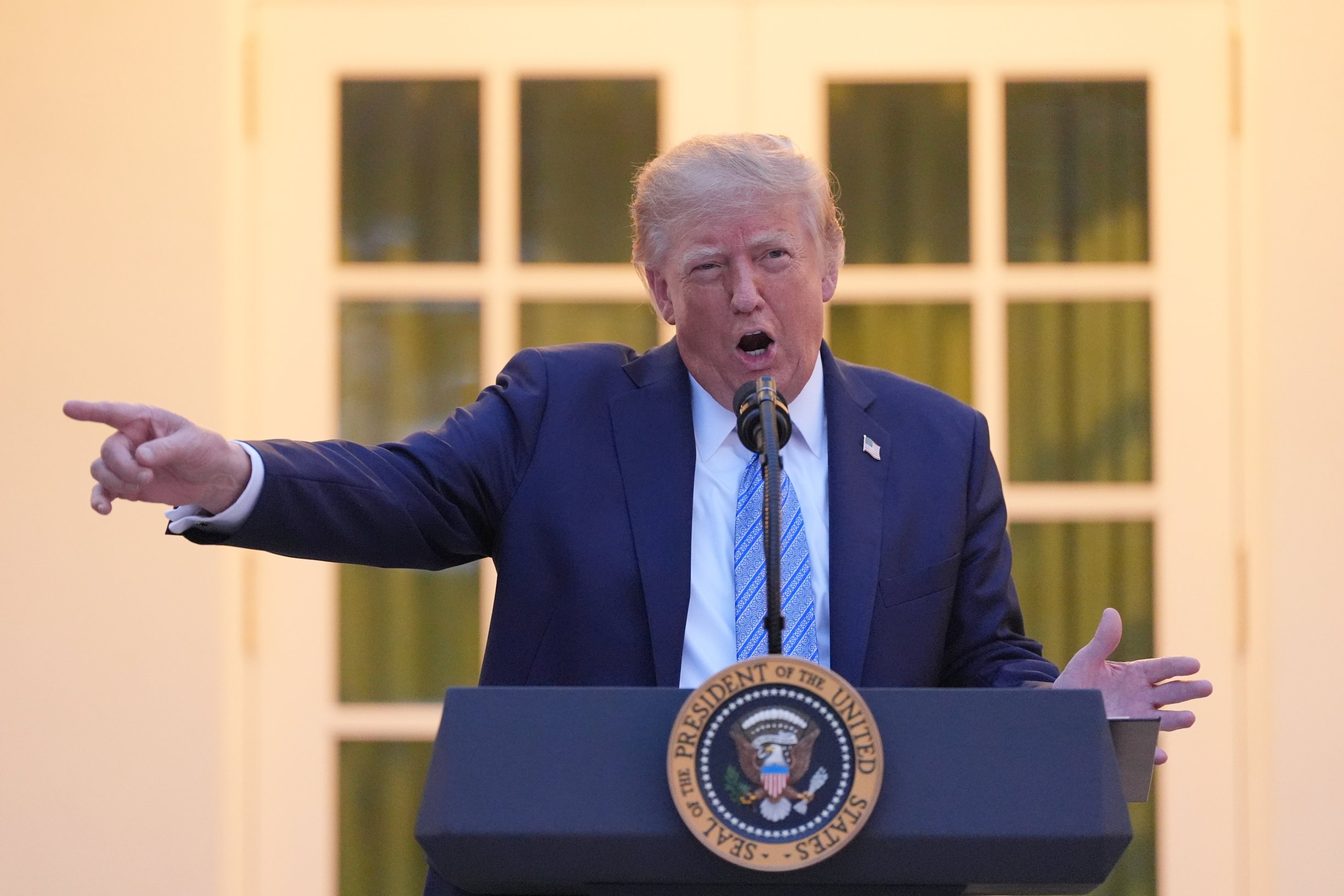 Trumpov svet (609. deň): Po troch porážkach Trump zaútočil na médiá, novinári z veľkých redakcií prišli o akreditácie